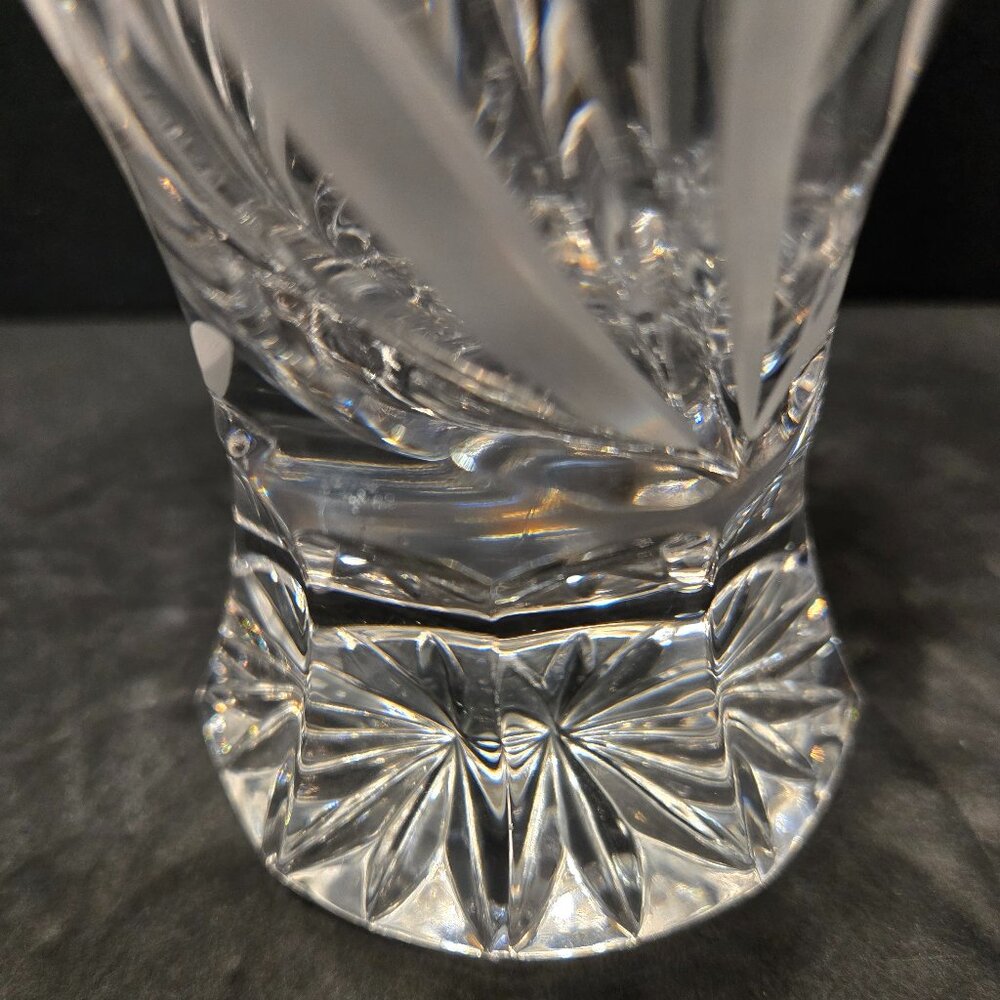 CRYSTAL VASE - Picture 10 of 11